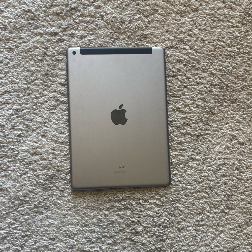 Apple iPad 5th Gen (AT&T) 9.7” Space Gray - Picture 3 of 4
